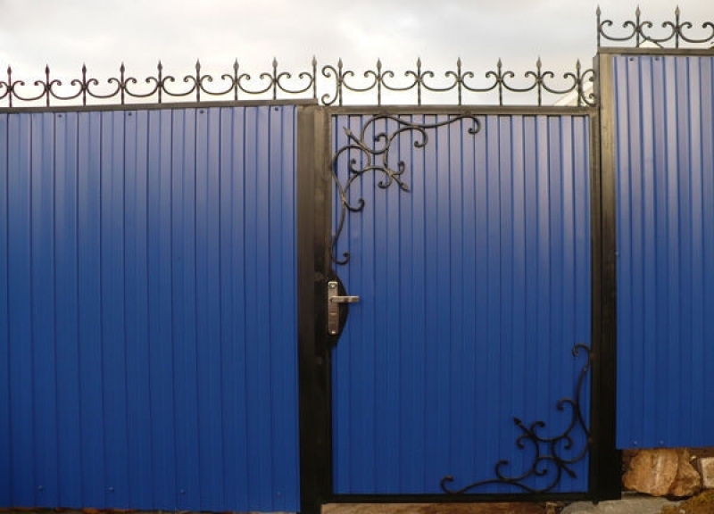 Ворота с калиткой из синего профнастила с фигурным каркасом