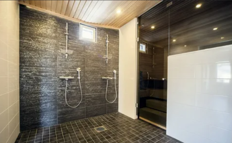 Оформление душевой зоны плиткой в просторной ванной комнате