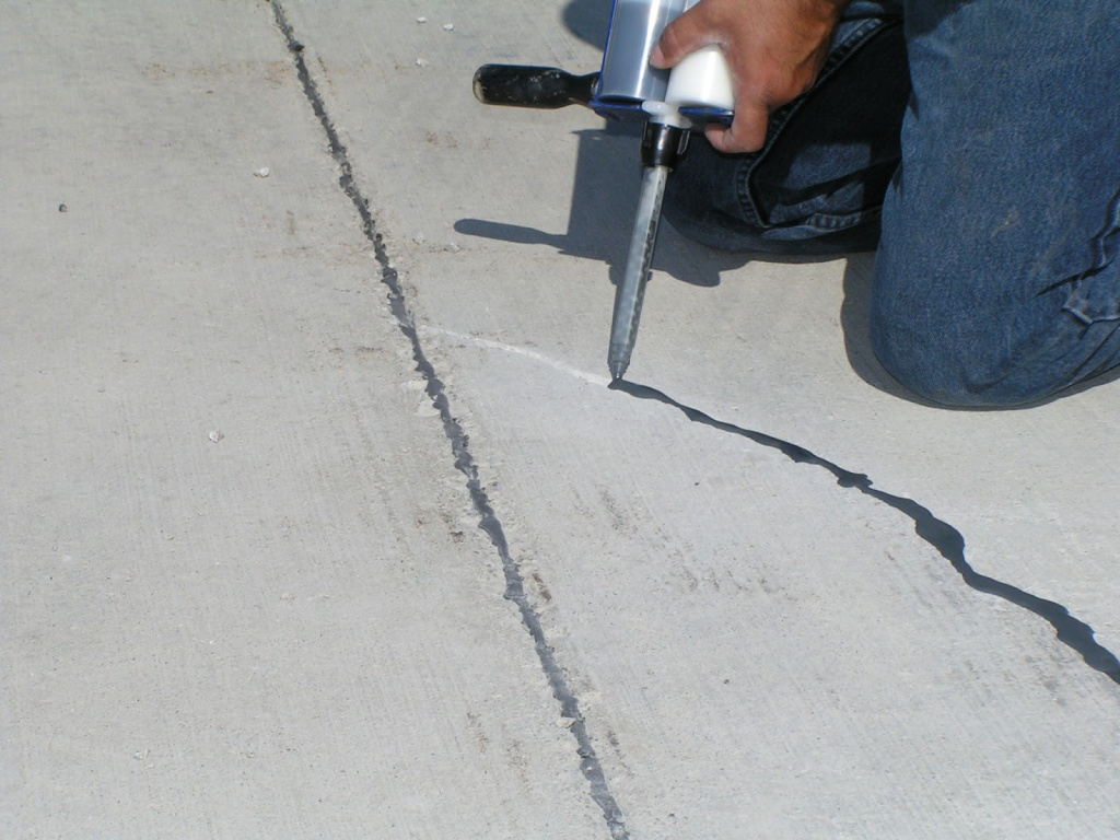 Частичная корректировка поврежденного бетонного пола под ламинат