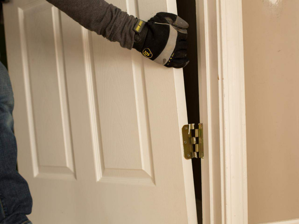 Снимать межкомнатную дверь с петель надо осторожно, чтобы их не повредить