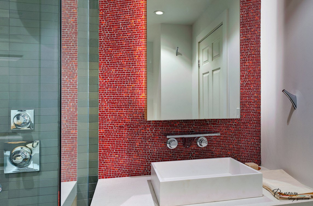 Яркое решение цвета плитки в интерьере в ванной комнаты