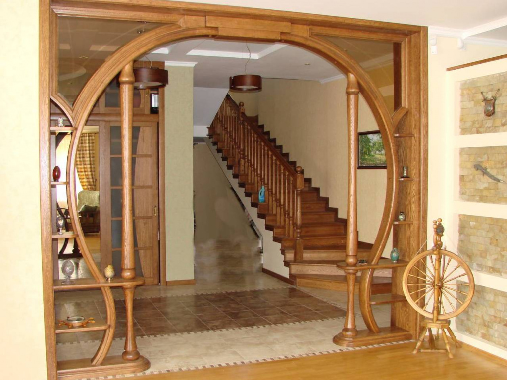 Деревянная оригинальная арка в интерьере 