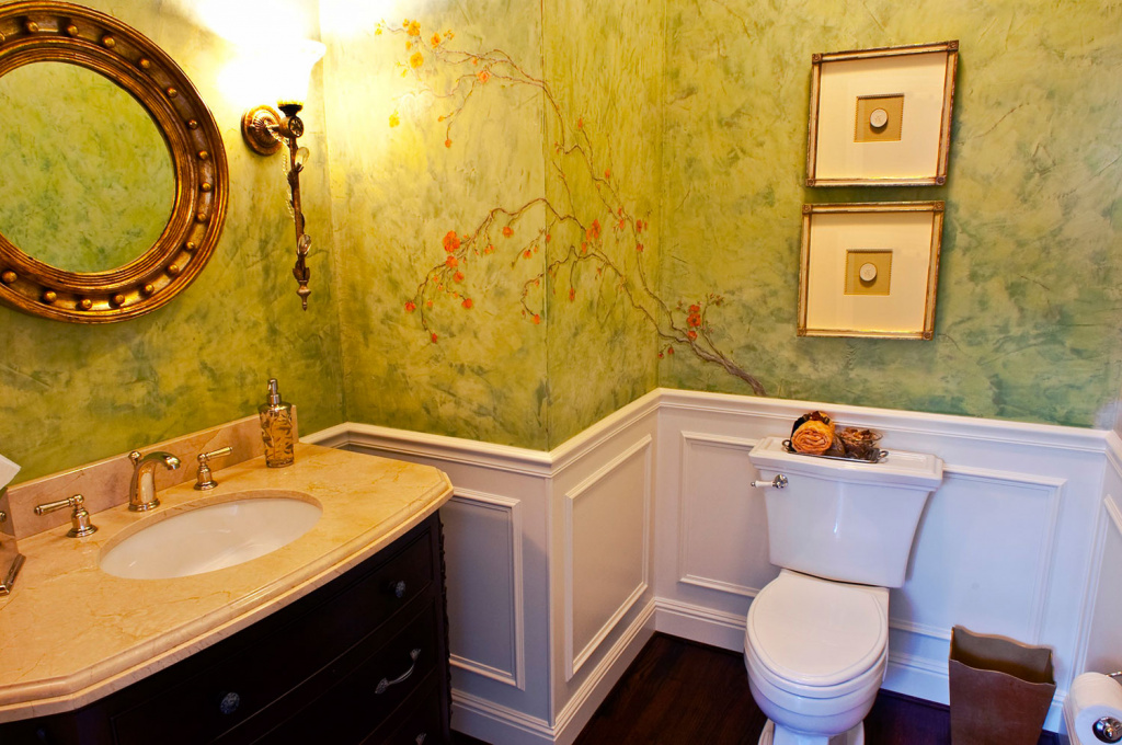 На окрашенные стены в ванной комнате легко нанести рисунок через трафарет