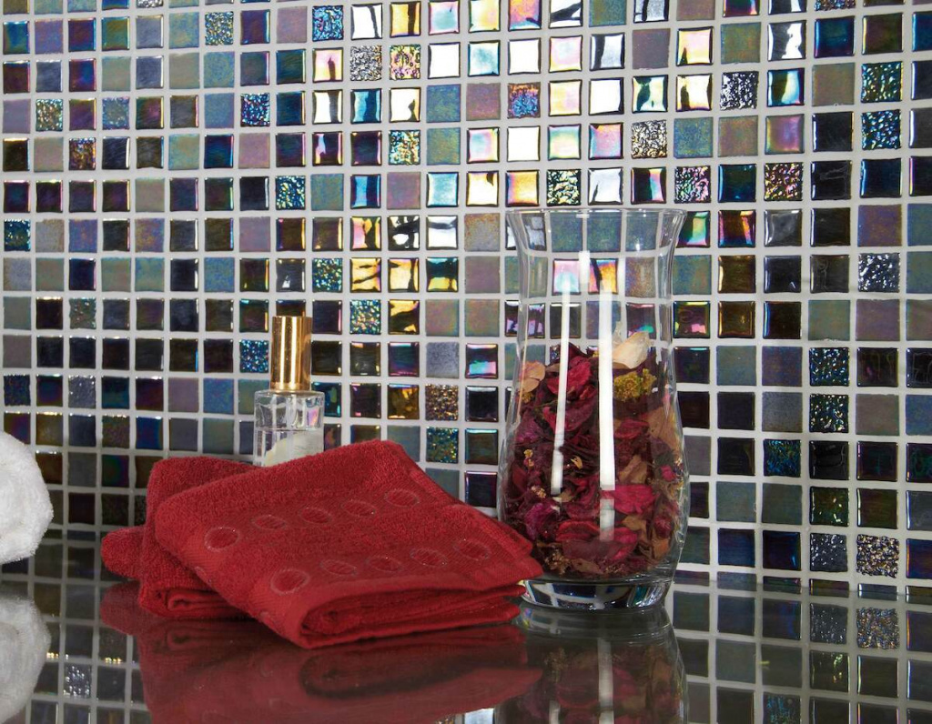 Зеркальная мозаика цветная на стенах ванной
