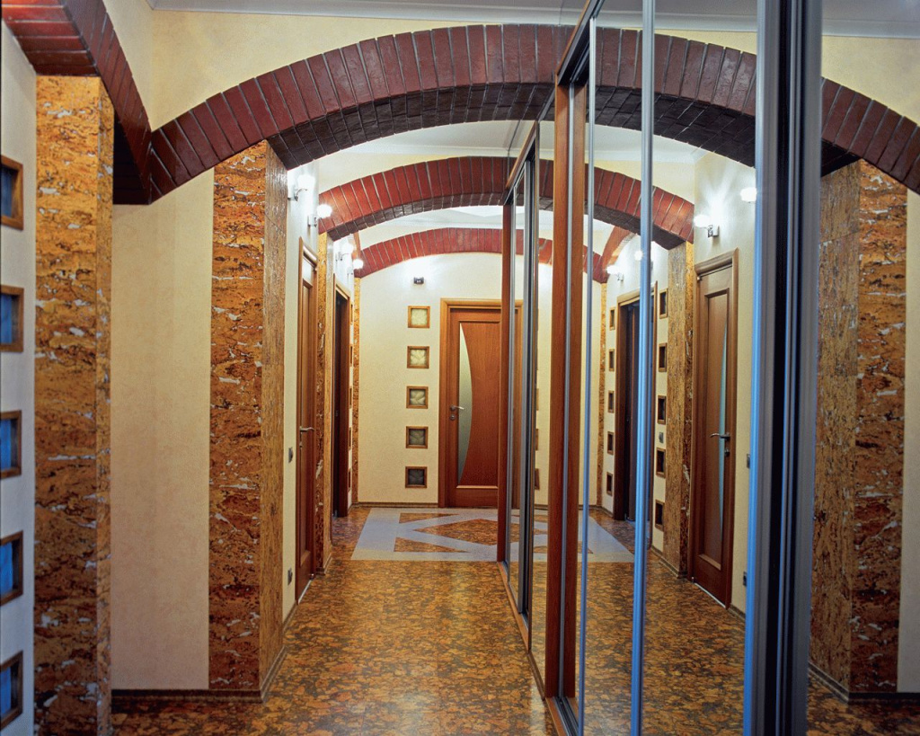Узкий коридор можно визуально расширить с помощью арки