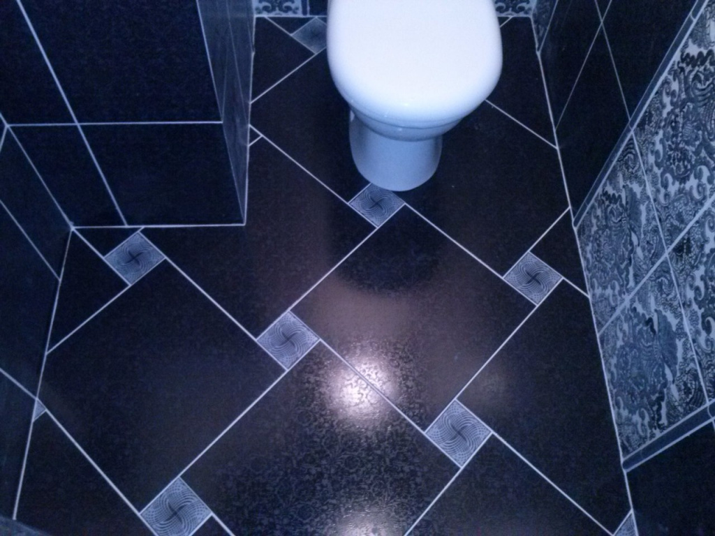 Диагональный способ укладки напольной плитки в туалете