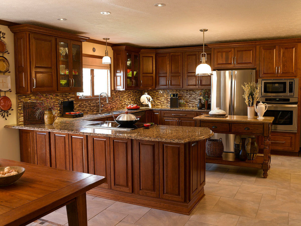 Красно-коричневая кухонная мебель и более светлая плитка для пола