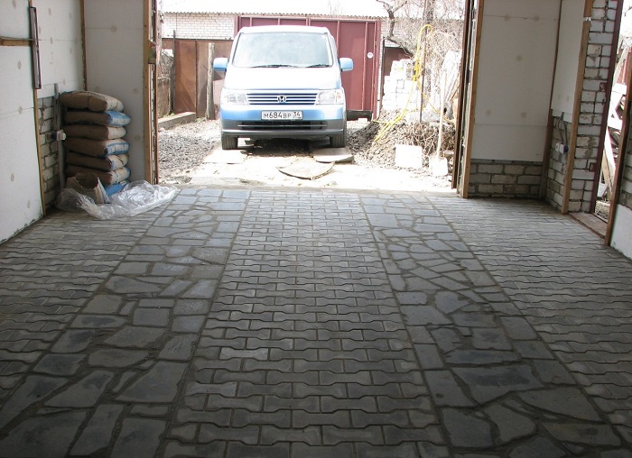 Тротуарная плитка на полу в гараже