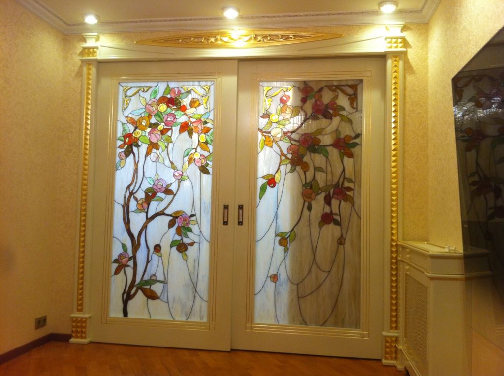 Двери, покрытые эмалью, со вставками из стекла и рисунками, будут центром любого интерьера