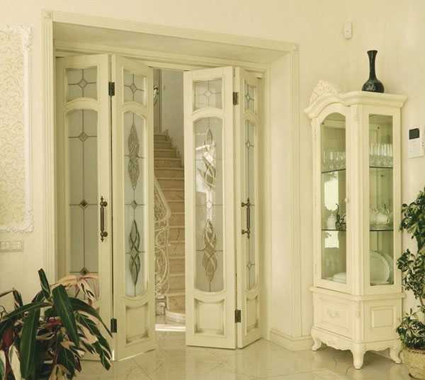 Стеклянные двери-книжка могут преобразить не только классический интерьер, но и стать удачным решением для современных стилей