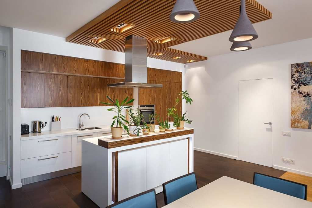 Реечный декоративный потолок на кухне в стиле эко