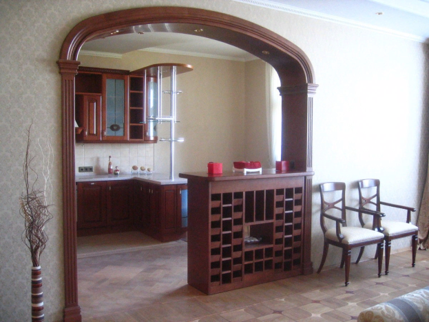 Оформление дверного проема на кухню аркой с дополнительным местом для хранения