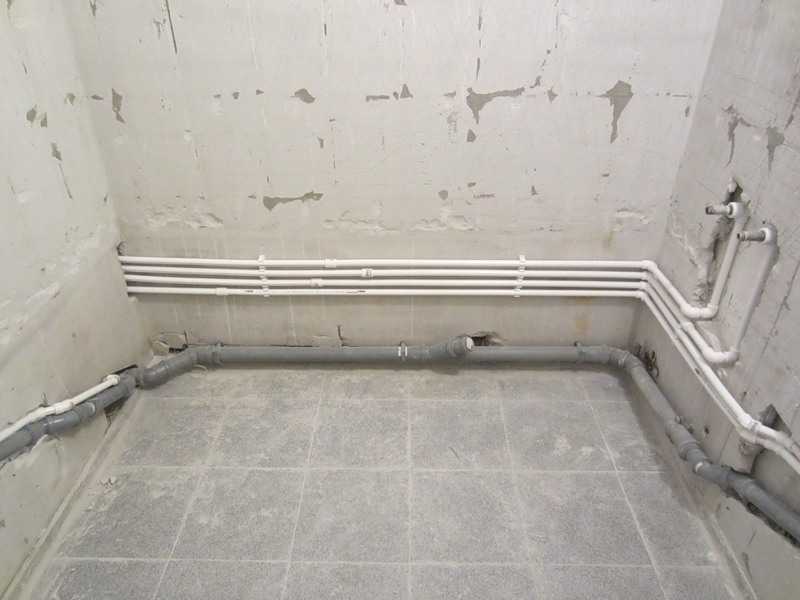 Прокладка водопроводных и канализационных труб в ванной
