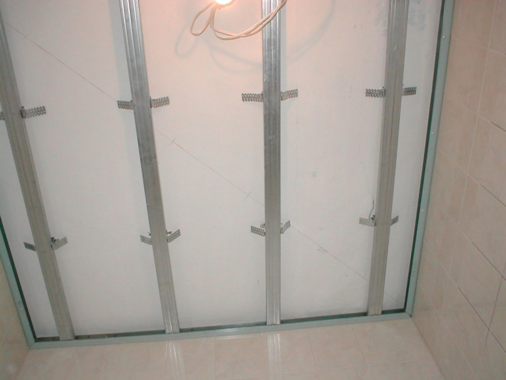 Выравнивание стены ванной с помощью гипсокартона, смонтированного на металлопрофиль