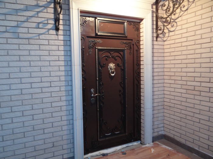 Входная дверь в загородный дом из металла