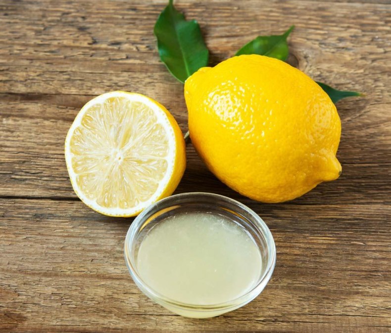 Лимонная кислота убирает налет на плитке в ванной