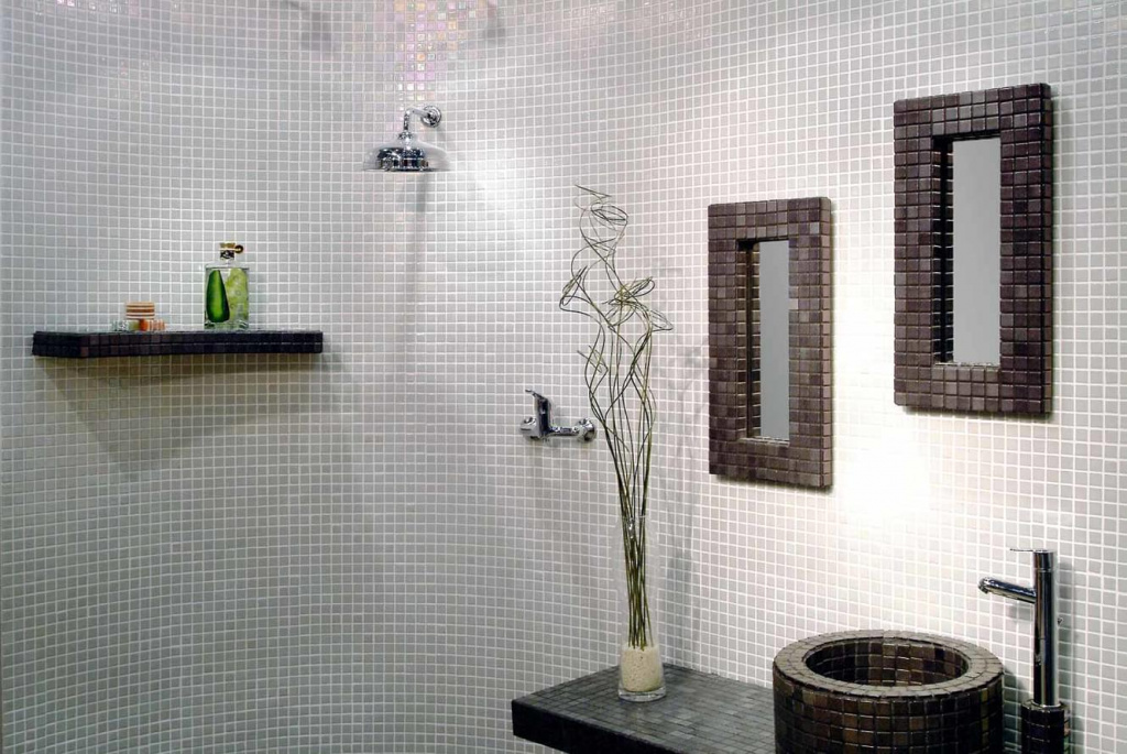 Покрытие стены ванной комнаты мозаикой из перламутра