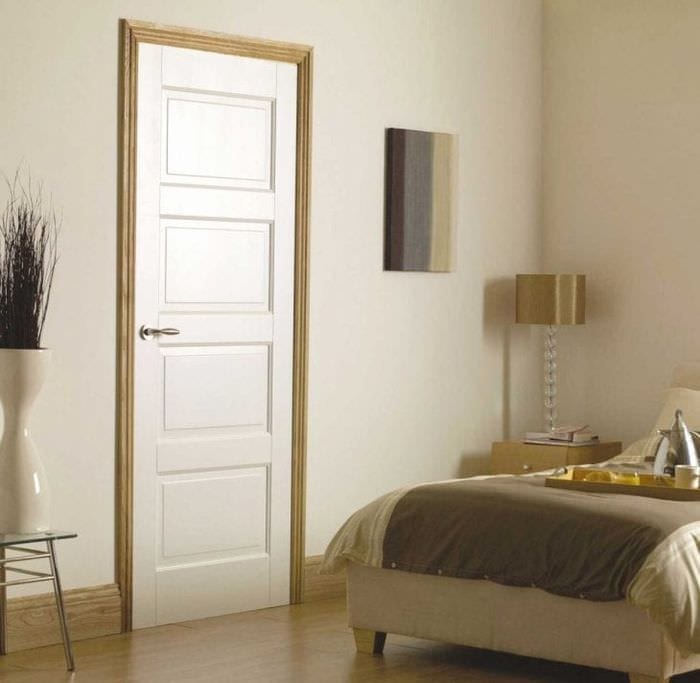 Дизайн спальни с белой дверью и коробкой бежевого цвета