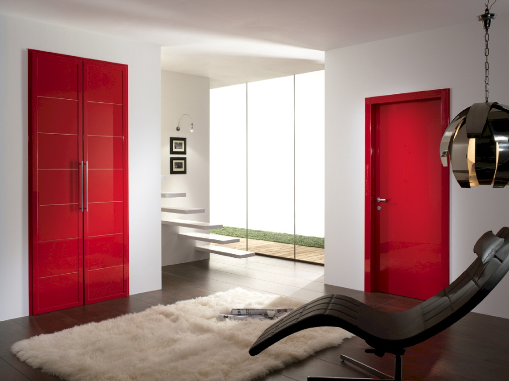 Межкомнатные двери с эмалью в красном цвете отлично будут смотреться в интерьерах модерн