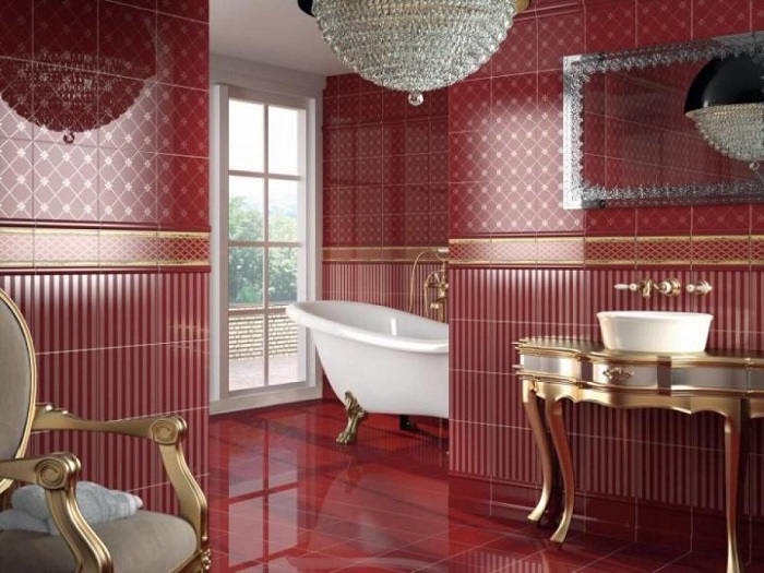Яркий интерьер ванной комнаты с керамической плиткой на полу