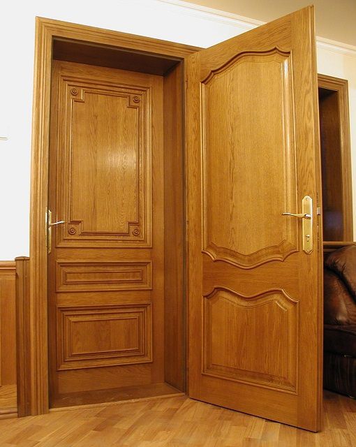 Деревянная входная дверь с уникальным декором