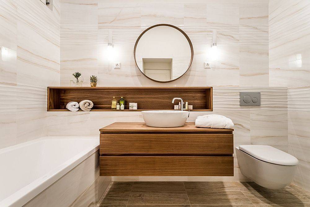 Белая плитка в ванной с узором «под древесину»