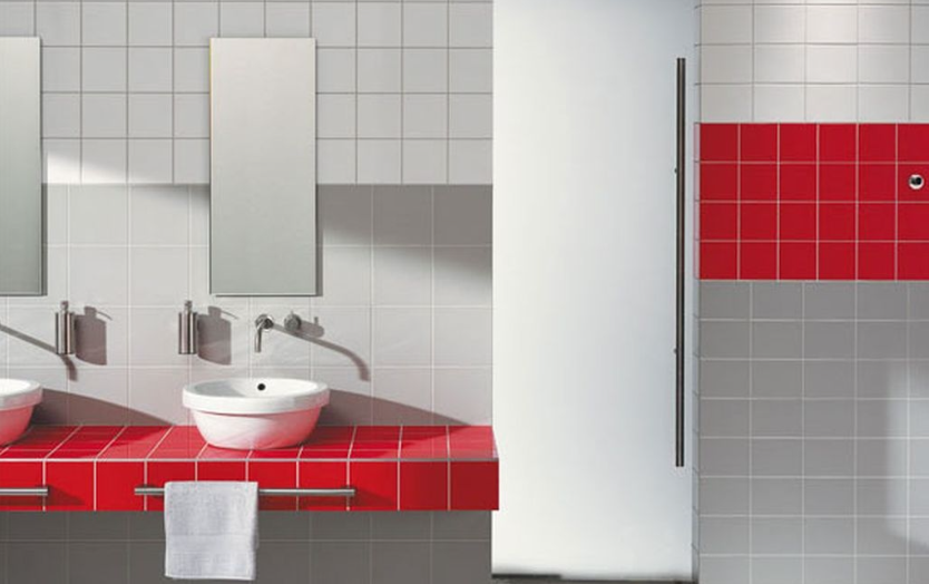 Стиль минимализм в оформлении ванной бело-красной плиткой
