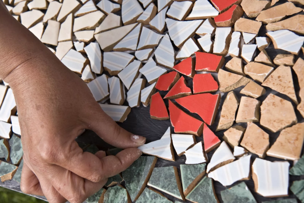 Пликта-мозаика отдельными фрагментами на полу
