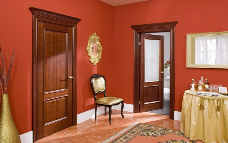 Дверь из массива бука с П-образной коробкой в интерьере классической гостиной