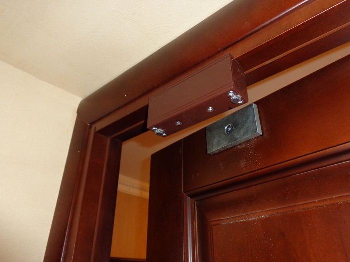 Пример монтажа магнитной защёлки на двери
