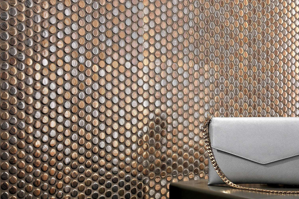 Стены в ванной с металлической мозаикой