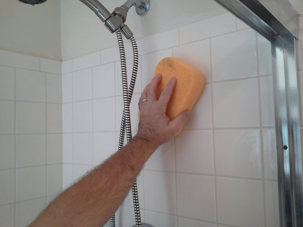Очистка кафельной плитки в ванной перед покраской