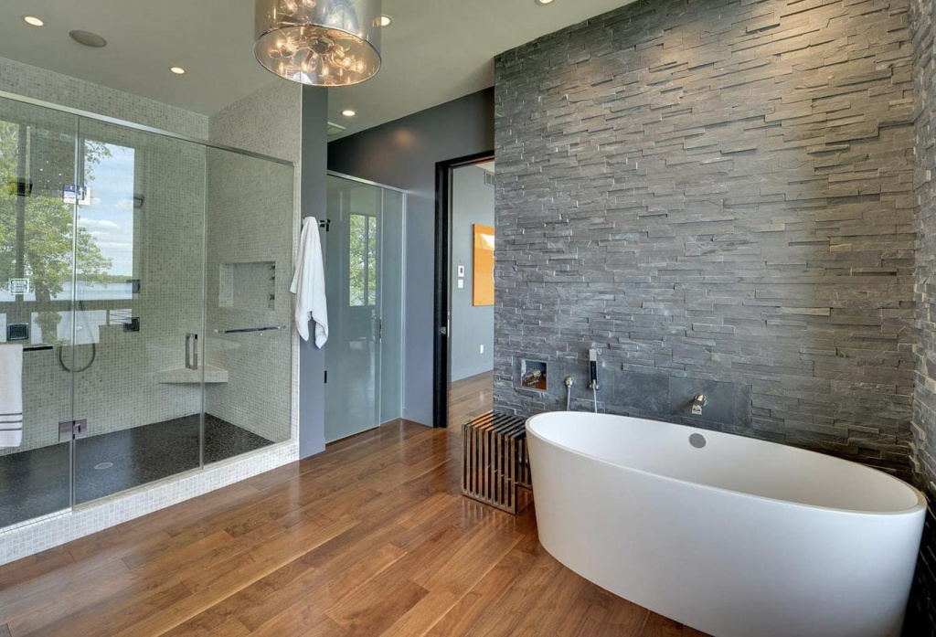 Декоративная штукатурка на стенах в ванной может иметь рельефную или гладкую поверхность