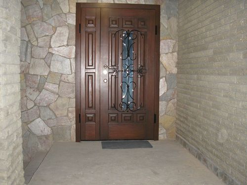 Входная дверь в квартиру со стеклянной вставкой