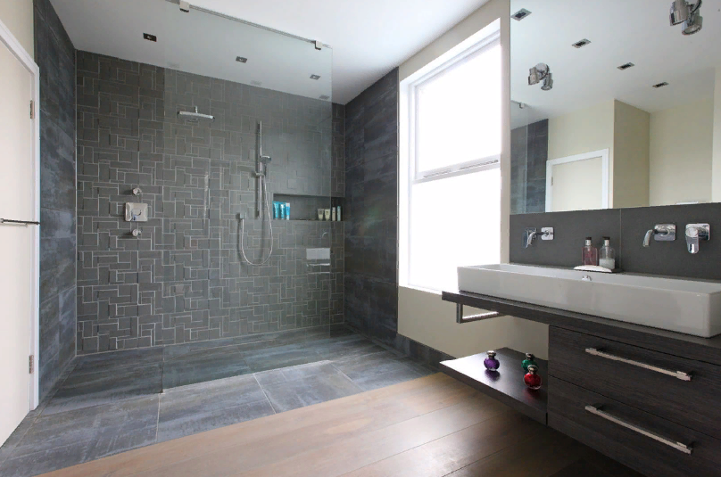 Единое пространство душевой и ванной комнаты, зоны в котором выделяются разными плитками