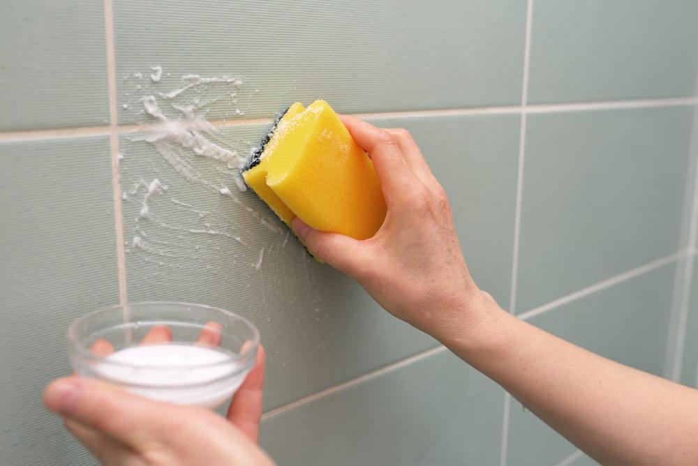 Смесь поможет очистить плесень, образовавшуюся на плитке в ванной комнате