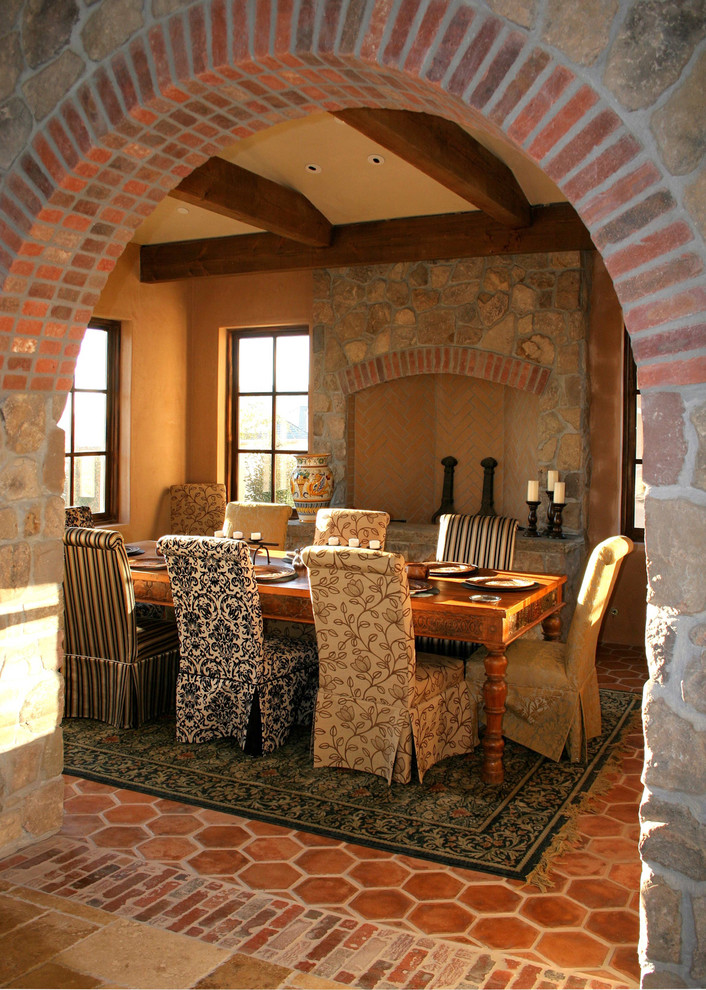 Отделка дверей и интерьера декоративным камнем в стиле средневекового замка