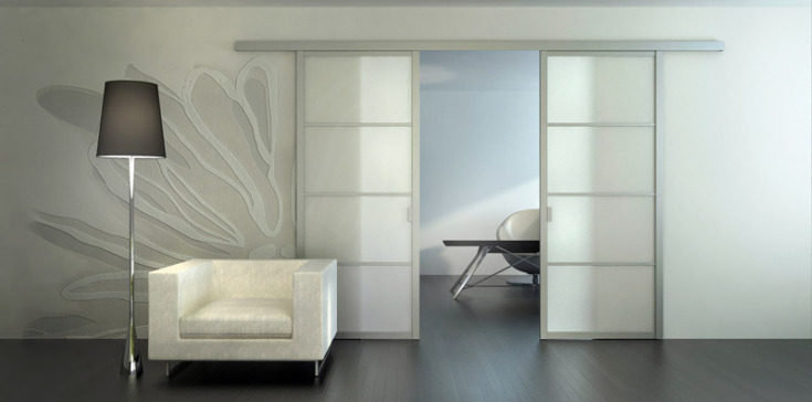 Матовое белое стекло в межкомнатных дверях универсально и может быть использовано в разных стилях