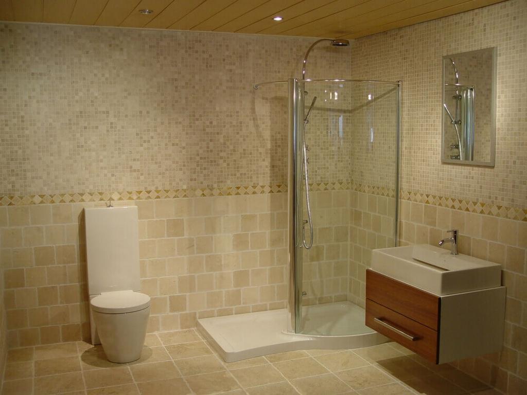 Пиксельная плитка на стене в дизайне ванной