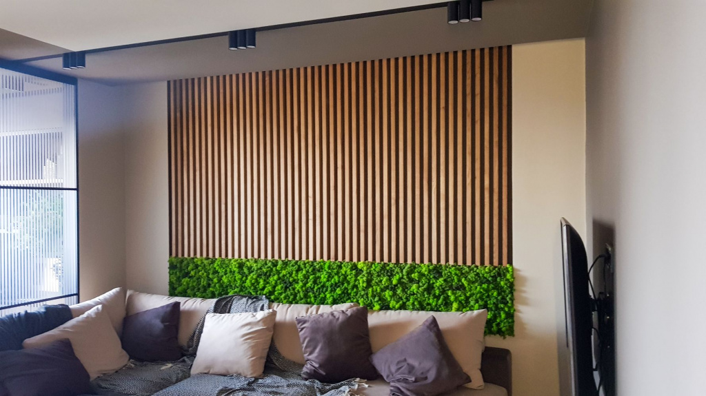 Ниша в гостиной в стиле эко с декоративными рейками и живой зеленью
