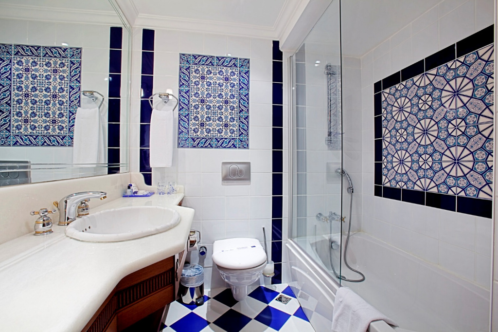 Бело-синяя ванная комната с плиткой в восточном стиле