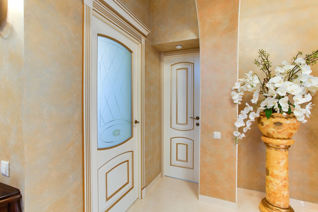 Межкомнатные двери в классическом стиле часто имеют стеклянные вставки и золотое оформление