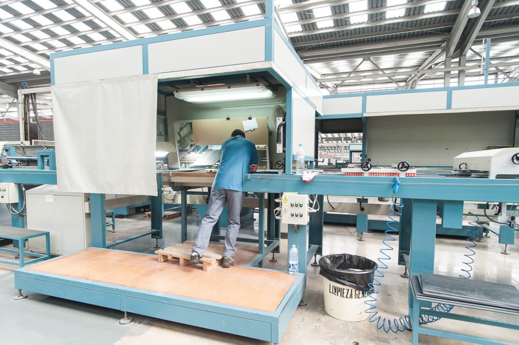 Профессиональное оборудование на предприятиях для производства керамической плитки