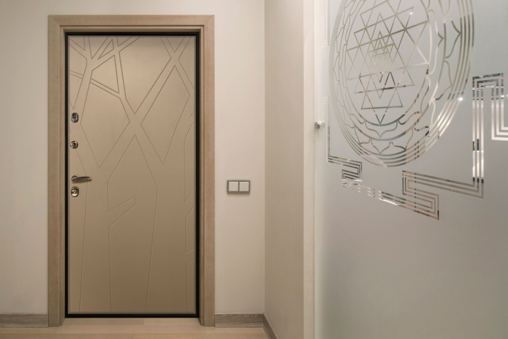 Выбирая материал для отделки откосов входных дверей, стоит учитывать их прочность и соответствие дизайну помещения