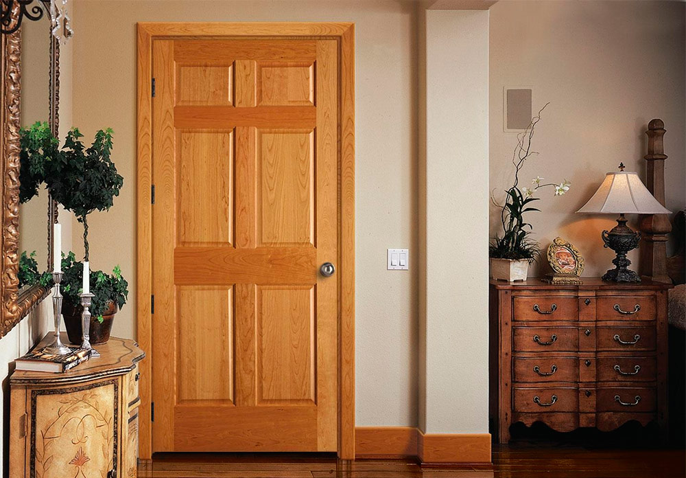 Неокрашенные двери из массива прекрасно дополнять интерьер частного дома