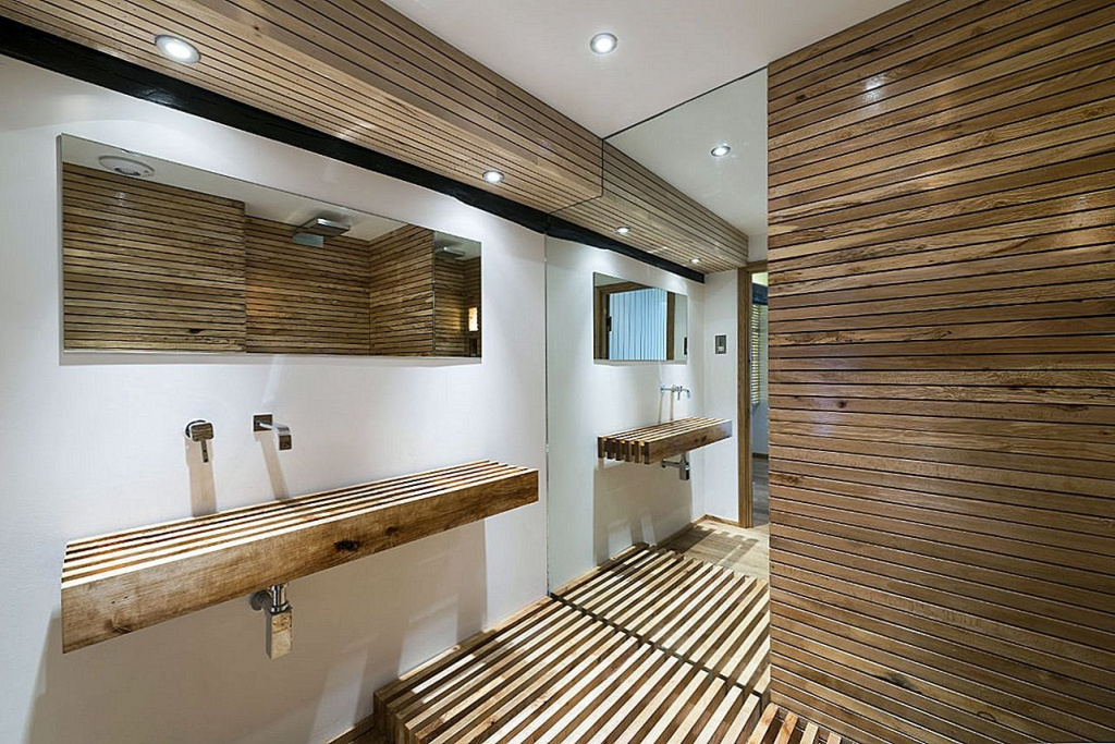 Отделка ванной комнаты широкими декоративными рейками под натуральную древесину