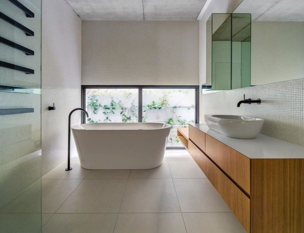 Дорогой интерьер ванной комнаты – не всегда сложный в плане выбора плитки и аксессуаров