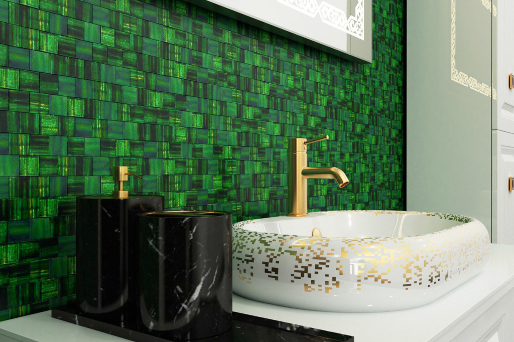 Стены ванной, выложенные зеленой мозаикой