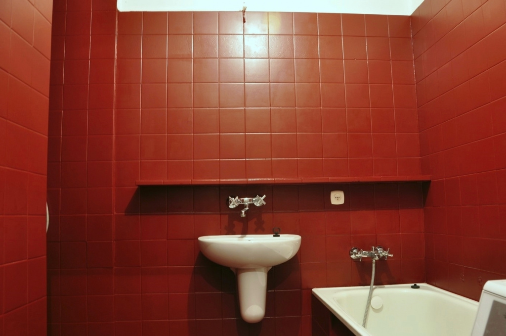 Покраска плитки в ванной комнате масляной краской