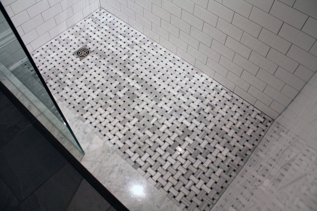Глубокие душевые поддоны из керамической плитки можно использовать как небольшую ванну